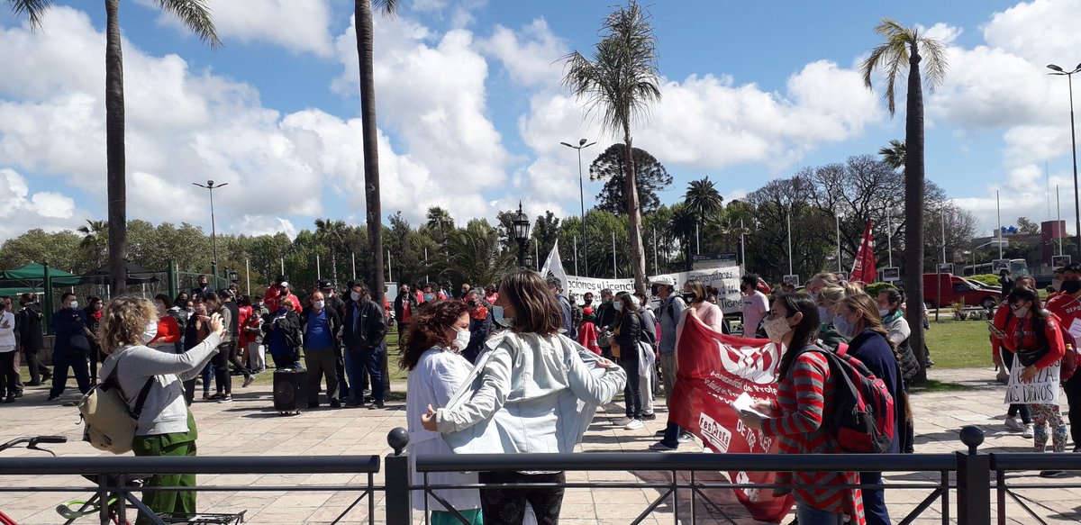 PaulaAkerfeld's tweet photo. [AHORA] Trabajadores de la salud de @PrensaCICOP y profesores de los polideportivos cortan frente al Palacio Municipal #Tigre. Les ofrecen un 8% a quienes estuvieron en primera línea y sancionan a 4 trabajadoras del materno-infantil por organizarse ¡Todo nuestro apoyo!+ https://t.co/wkAKAgAvZT