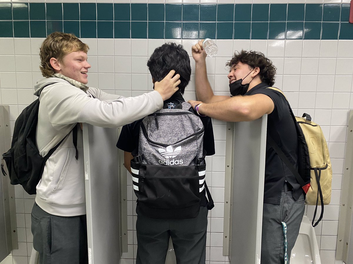 Mattsipad1's tweet photo. Y’all females need a man that looks at you like corn and gunner look at Bernardo https://t.co/4QFUkOA7Ju