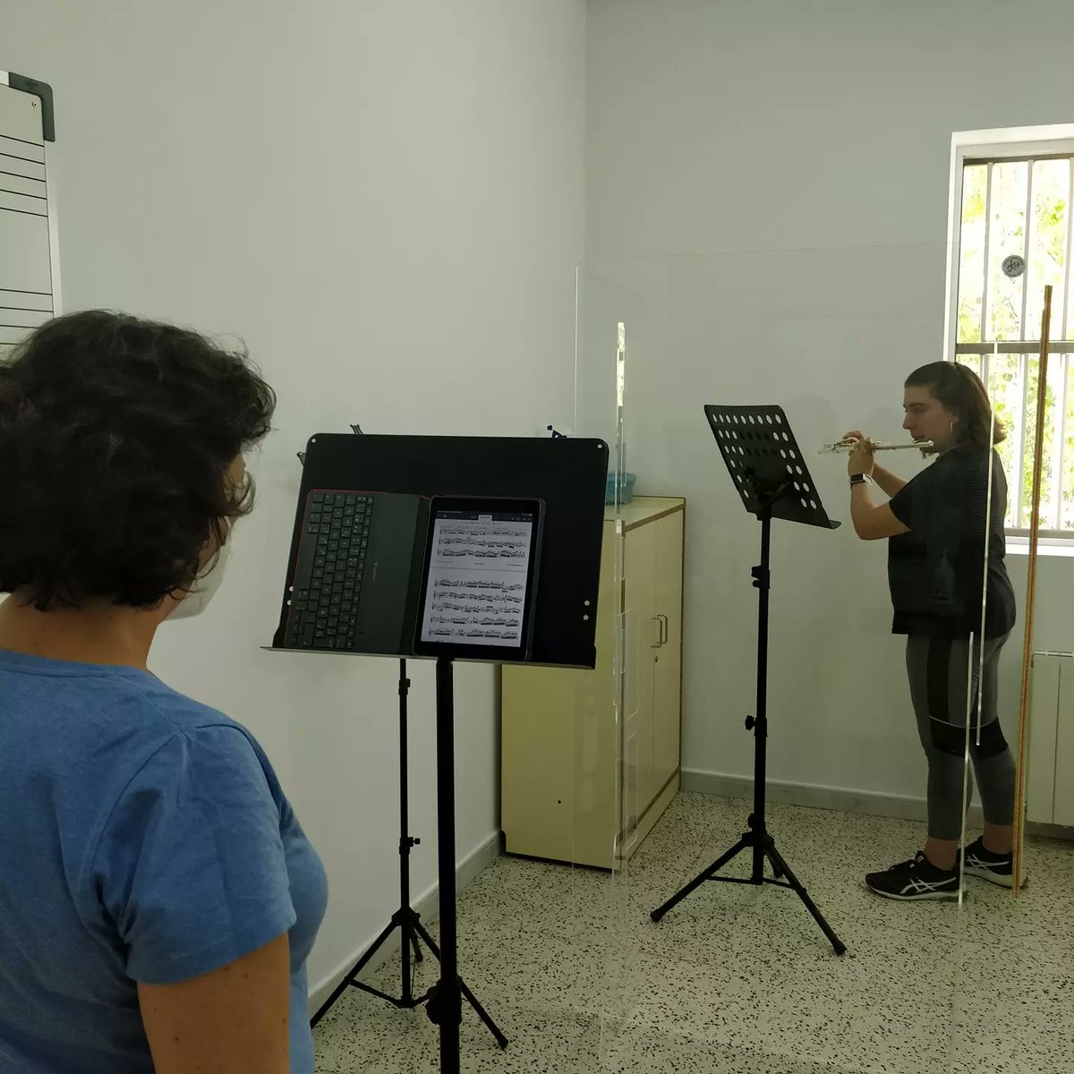 ConserBaza's tweet photo. !Ya estamos todos! Tras la incorporación de nuestro nuevo compañero de saxofón, la plantilla del conservatorio por fin está completa y deseando darlo todo este curso. ¡A tocar! https://t.co/j4YHrmA1Vs