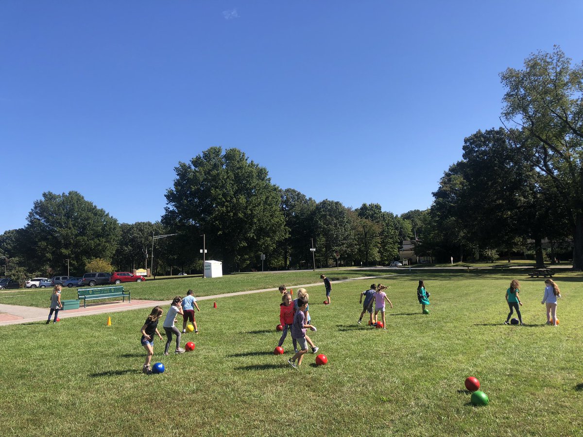 mbcorey's tweet photo. It’s a beautiful day to work on dribbling skills in PE! @BodkinAACPS #AACPSBack2Awesome https://t.co/eQ2FrH3X6F