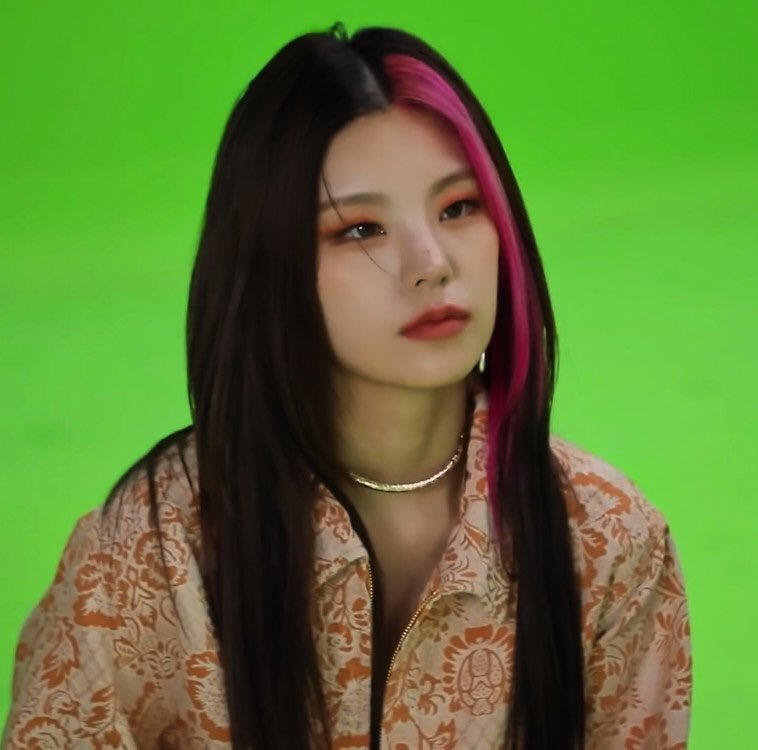 YJF1LES's tweet photo. she is HWANG YEJI of itzy https://t.co/Jyay57Bcum