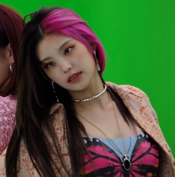 YJF1LES's tweet photo. she is HWANG YEJI of itzy https://t.co/Jyay57Bcum