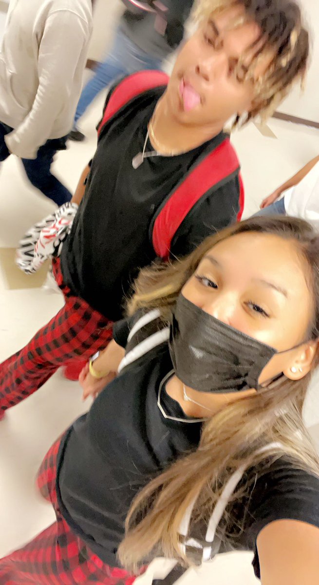 marisarosalesss's tweet photo. it was his idea to match not mine i swear 😀 @VictoriaISD  #bob21 #vwhs https://t.co/9Cu7Y20th8