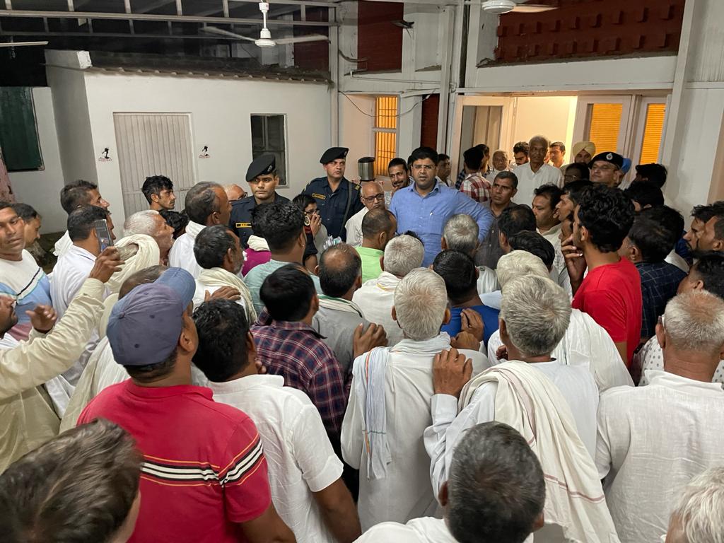 Dchautala's tweet image. कार्यकर्ताओं से प्यारा, हो नहीं सकता कुछ और,
दिनभर उन्हीं के बीच, उन्हीं से मुलाकातों का दौर।

आज पार्टी कार्यालय चंडीगढ़ में।