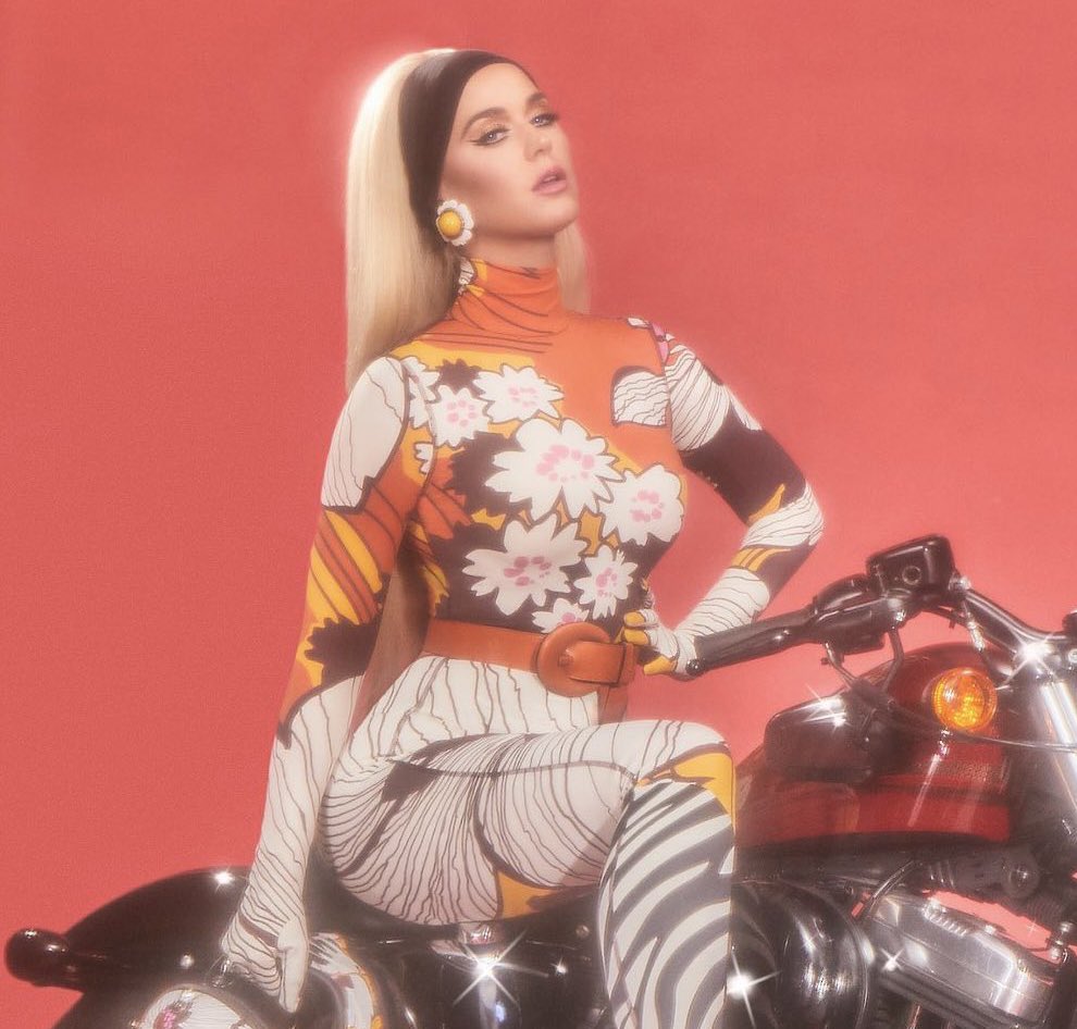 Hi katy what s up. Кэти перри робот. Кэти перри harleys in hawaii. Kiss me katy perry обложка. Hi katy what s up.