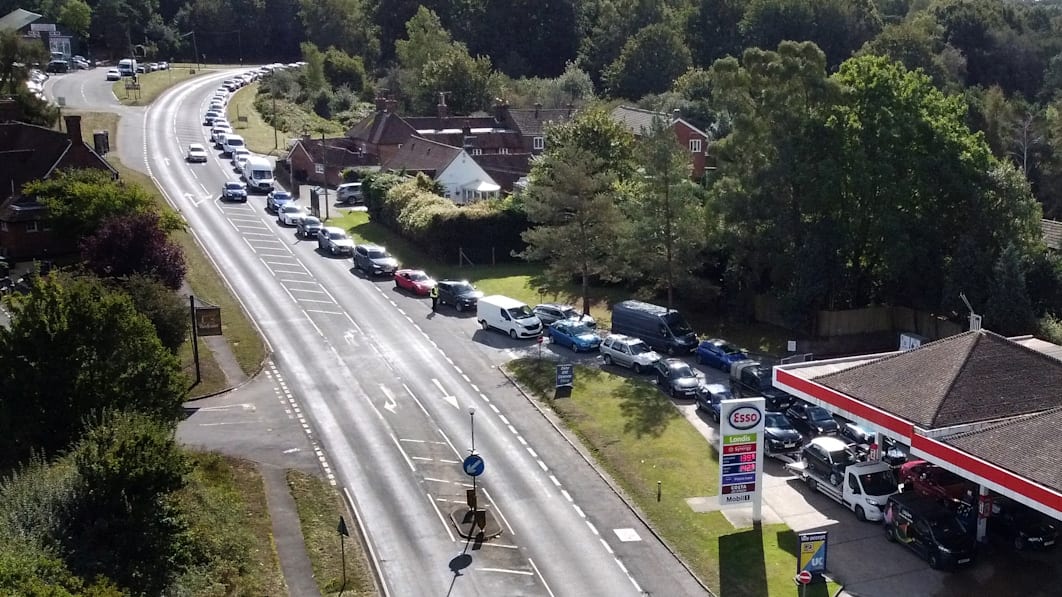 therealautoblog's tweet image. British soldiers gear up to drive fuel trucks as long lines at the pumps continue. #Brexitt #BrexitFuelShortages #Fuelshortages
bit.ly/3ihzwcl