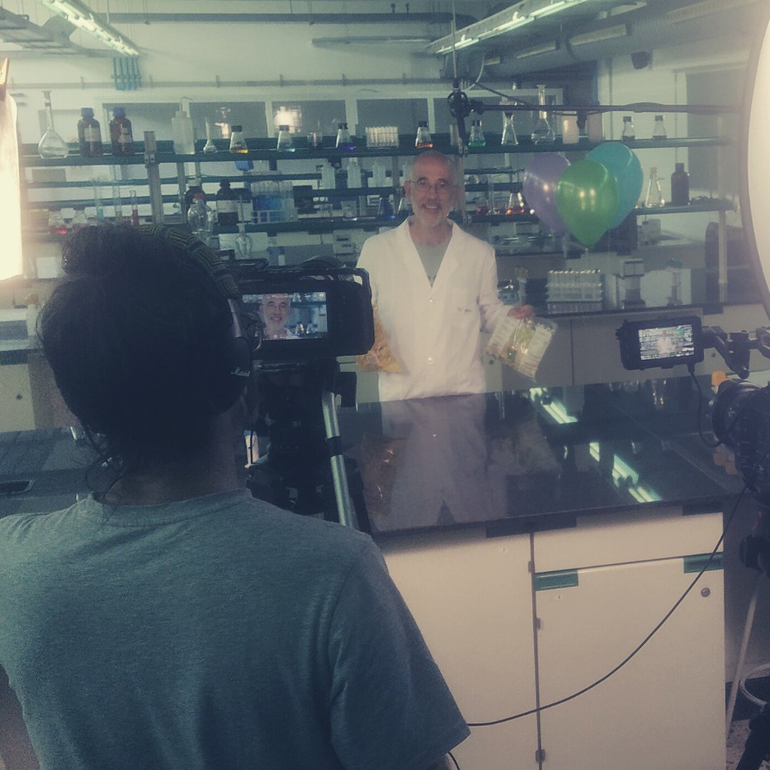 RetoExperimenta's tweet photo. Llums... cámara, acció! Quin muntatge el d'avui al laboratori del Campus Sescelades de la @universitatURV ! 
I és que el nostre equip ha estat treballant en les noves #càpsules d'alfabetització científica! Atents a les nostres xarxes, que en breu descobrireu molta bona ciència! https://t.co/8Xk5gWgDzb
