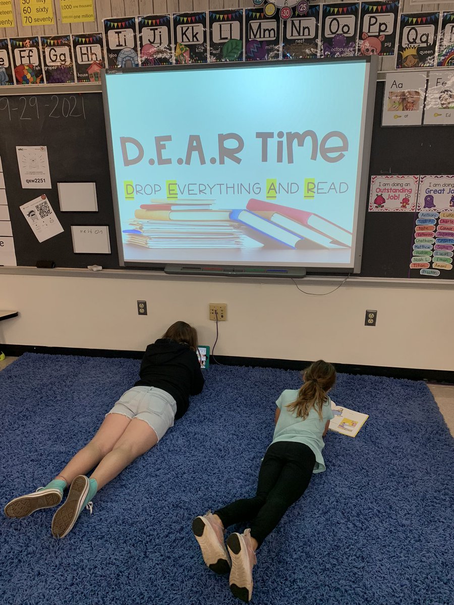 SaraCreelyCB's tweet photo. When you give your class a choice for their brain break, but all they want to do is read! D.E.A.R time for the win! 📚📚📚 https://t.co/ohxoXW5Gds