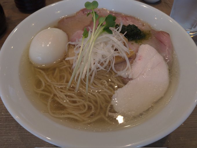 深夜なので昼間に食べてきたラーメンだよー
魚介出汁だけど魚介類の臭みはなくて澄んだ和風スープ。和風って言われるとにゅう麺みたいなの想像しちゃうけど硬めで小麦の味の濃いストレート麺。出汁が利いてるからスープも負けてない。
最後にスープをご飯にかけるとお茶漬け風に 