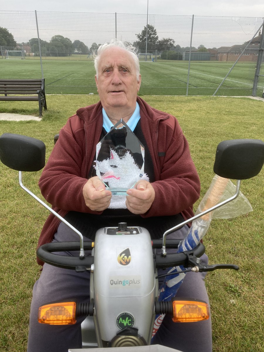 colsunlge's tweet image. 1/3 The League were delighted to see Registration Secretary; Bob Warner, presented with an 'Outstanding Service Award' by @EssexCountyFA on Sunday 🏆