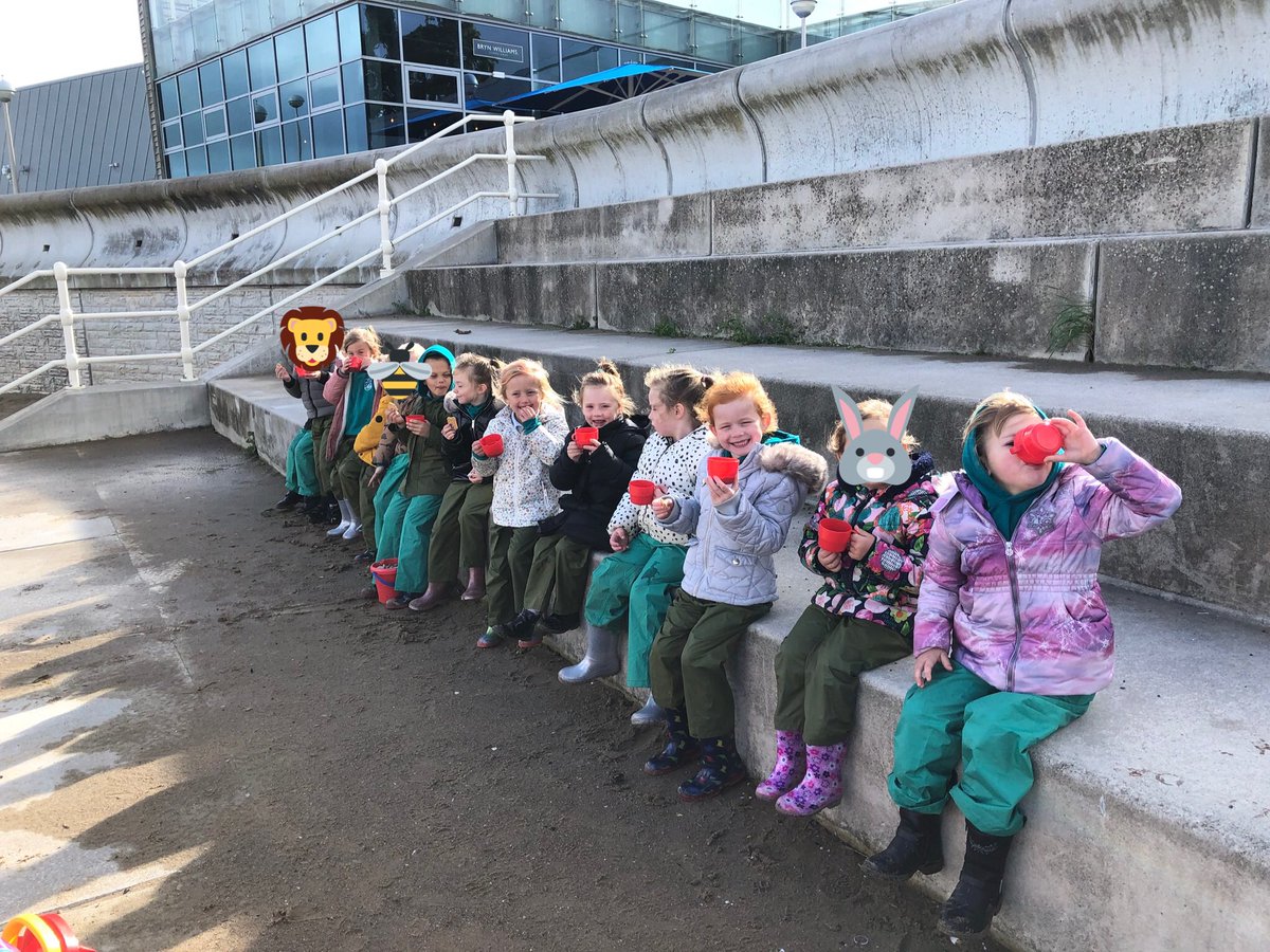 ysgolswnydon's tweet photo. Beach school today with year 1 & 2. We had fun building sandcastles, making patterns with shells and seaweed and had some hot chocolate to warm up. #beachschool #funoutside #portheirias #sandangels #beachart #sandcastles https://t.co/QIkLcXe8q6