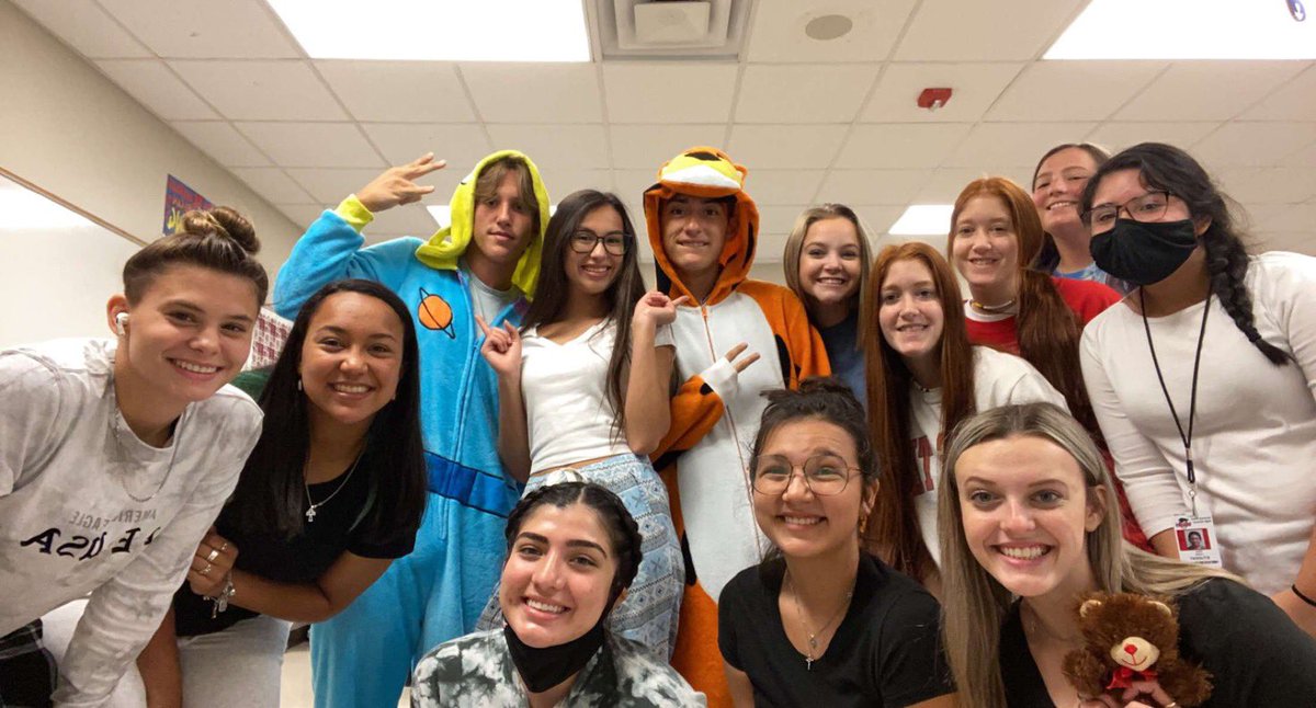 LilyFarias11's tweet photo. We have spirit how bout you!!!! @VictoriaISD #VWHS #BOB21 https://t.co/qxBO4cbB7Q