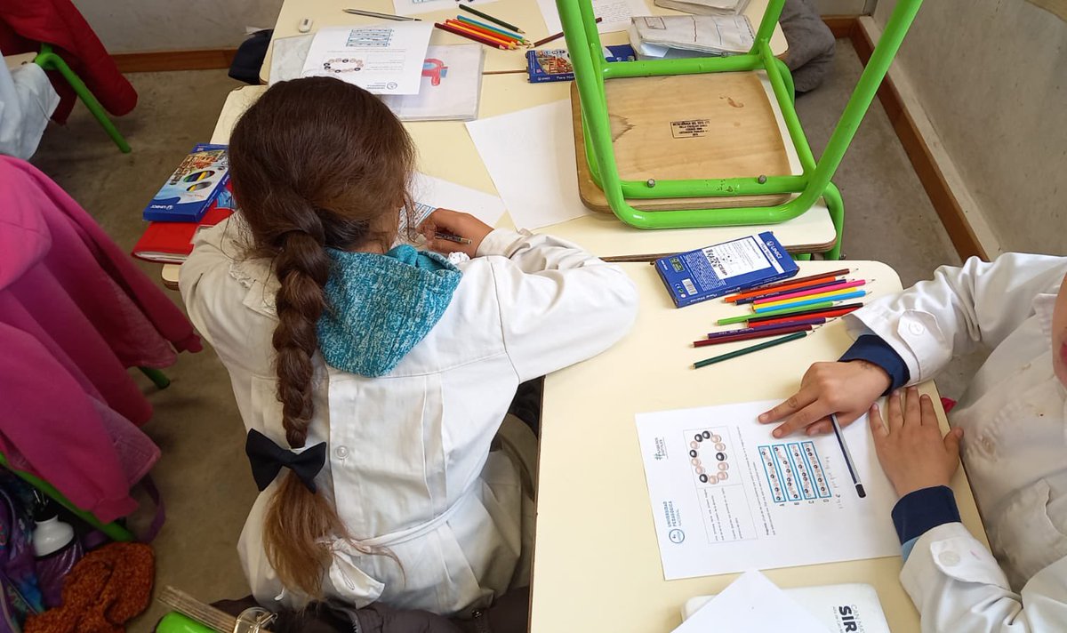 ana_perezespagn's tweet photo. #Bebras 🦫

@fradiletti y sus estudiantes de la Esc. 230 de Paso Carrasco se preparan para el desafío poniendo en juego distintas habilidades de #PensamientoComputacional 

⚙️Pens. algorítmico 
⚙️Evaluación
⚙️Generalización
⚙️Abstracción
⚙️Descomposición 

https://t.co/7HRqVQvaO0 https://t.co/6PRiD3rWZq