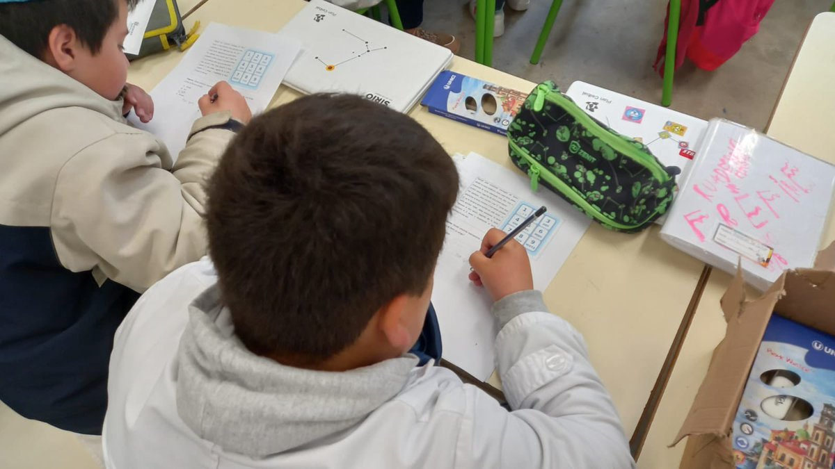ana_perezespagn's tweet photo. #Bebras 🦫

@fradiletti y sus estudiantes de la Esc. 230 de Paso Carrasco se preparan para el desafío poniendo en juego distintas habilidades de #PensamientoComputacional 

⚙️Pens. algorítmico 
⚙️Evaluación
⚙️Generalización
⚙️Abstracción
⚙️Descomposición 

https://t.co/7HRqVQvaO0 https://t.co/6PRiD3rWZq