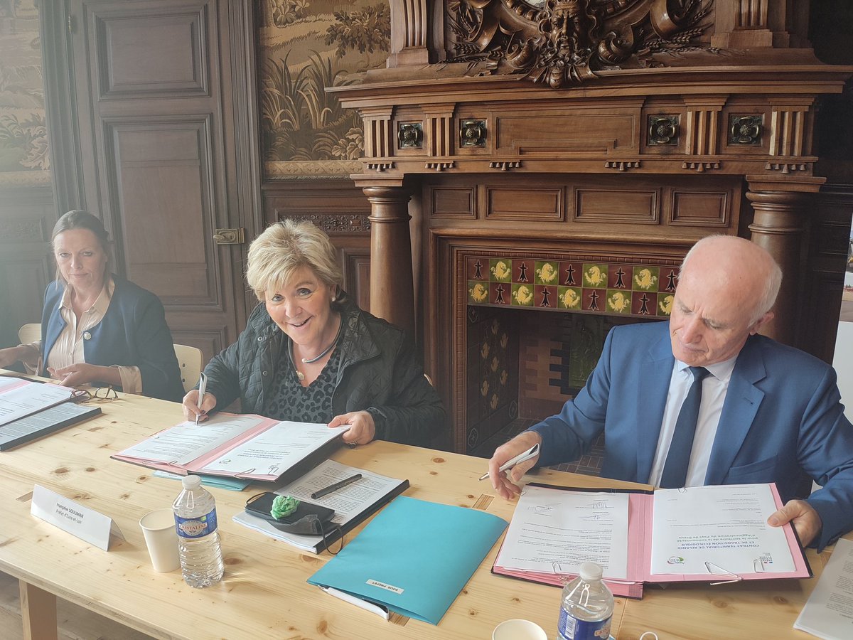 Signature du premier Contrat de Relance et de Transition Écologique en Eure-et-Loir, dans l'agglomération du pays de Dreux.

Le CRTE permettra d'accélérer la relance et d'accompagner les transitions écologique, démographique, numérique et économique dans les territoires.