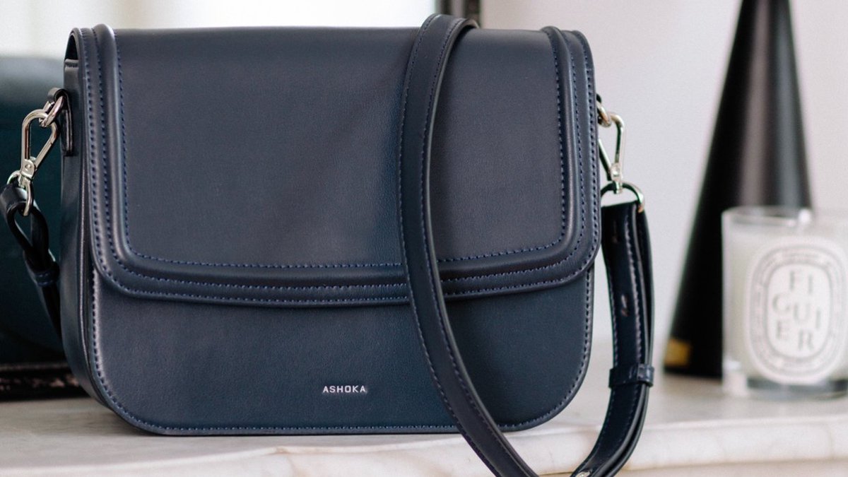 Bleu marine, le nouveau noir 🖤

De jour comme de nuit, le Brigitte Couture bleu marine est l’Accessoire indispensable !

#ashoka_veganbags #vegan #sacvegan #econappa #crueltyfree #veganbags #petaapproved  #brigitte #ashokaparis

ashokaparis.com/collections/br…