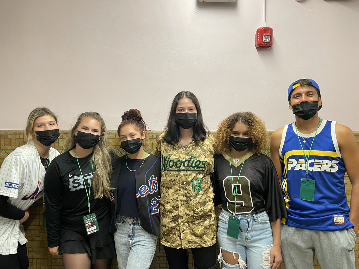 PerryWhs's tweet image. Seniors celebrate spirit week by wearing their favorite jerseys! #WeeBack @BabTeacher