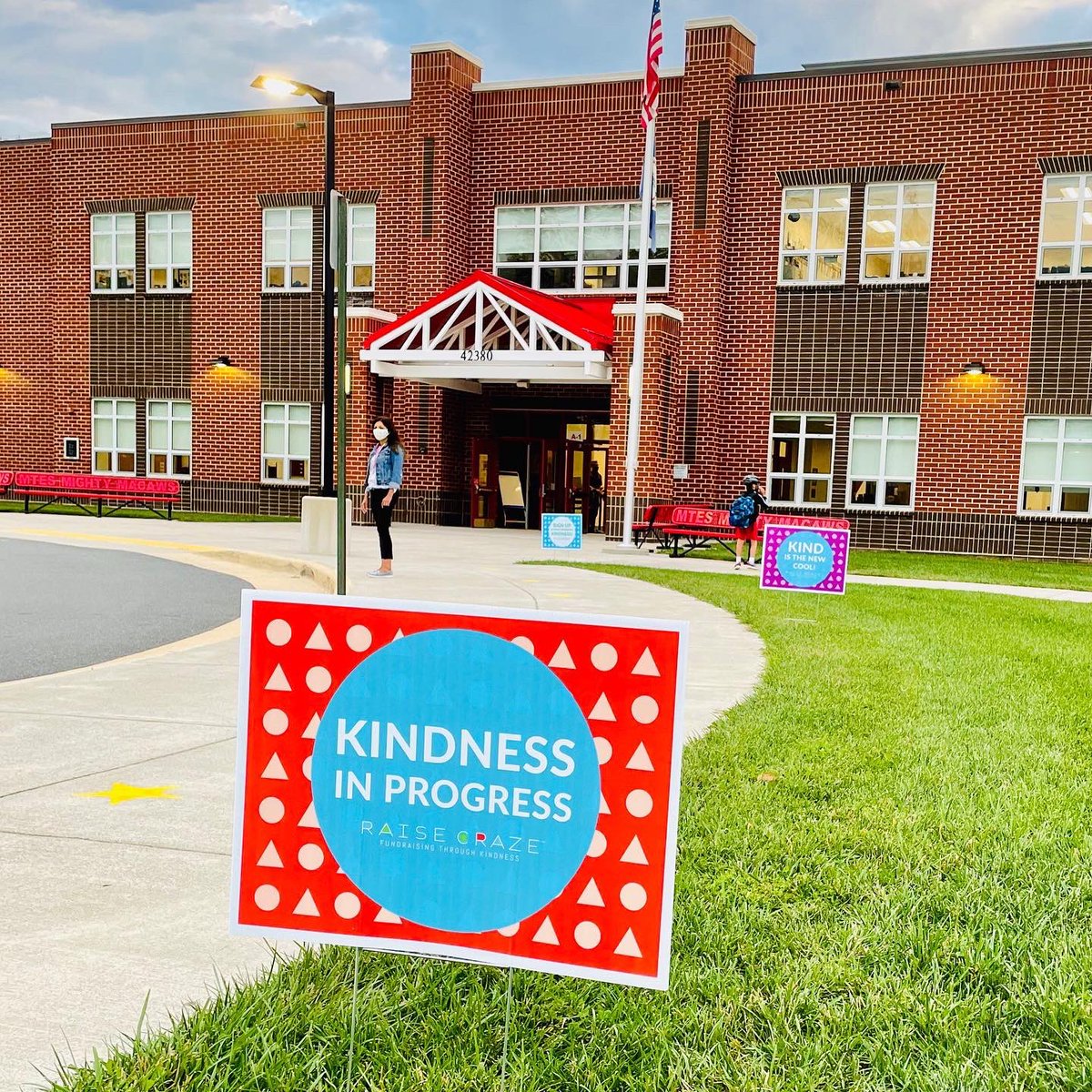 MTESPTA's tweet photo. Our Raise Craze fundraiser is off and running! Register at https://t.co/vTCurVdFo6 .
Our school-wide goal is $35,000. With this, we will be able to Join us as we raise money for classroom libraries  and our 5th grade Student Council leaders will donate 10% to a charitable org. https://t.co/NqZPI6iRlK