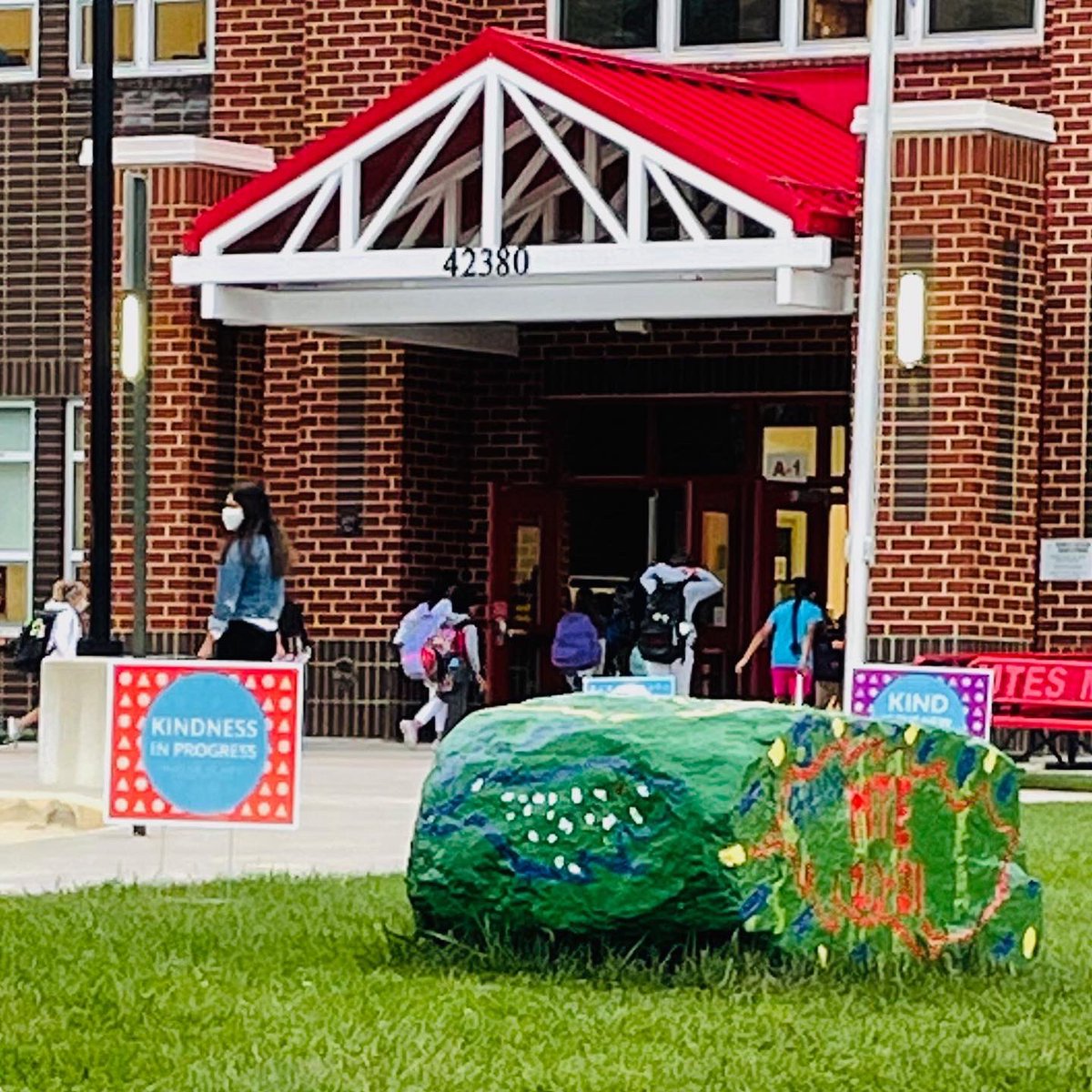 MTESPTA's tweet photo. Our Raise Craze fundraiser is off and running! Register at https://t.co/vTCurVdFo6 .
Our school-wide goal is $35,000. With this, we will be able to Join us as we raise money for classroom libraries  and our 5th grade Student Council leaders will donate 10% to a charitable org. https://t.co/NqZPI6iRlK