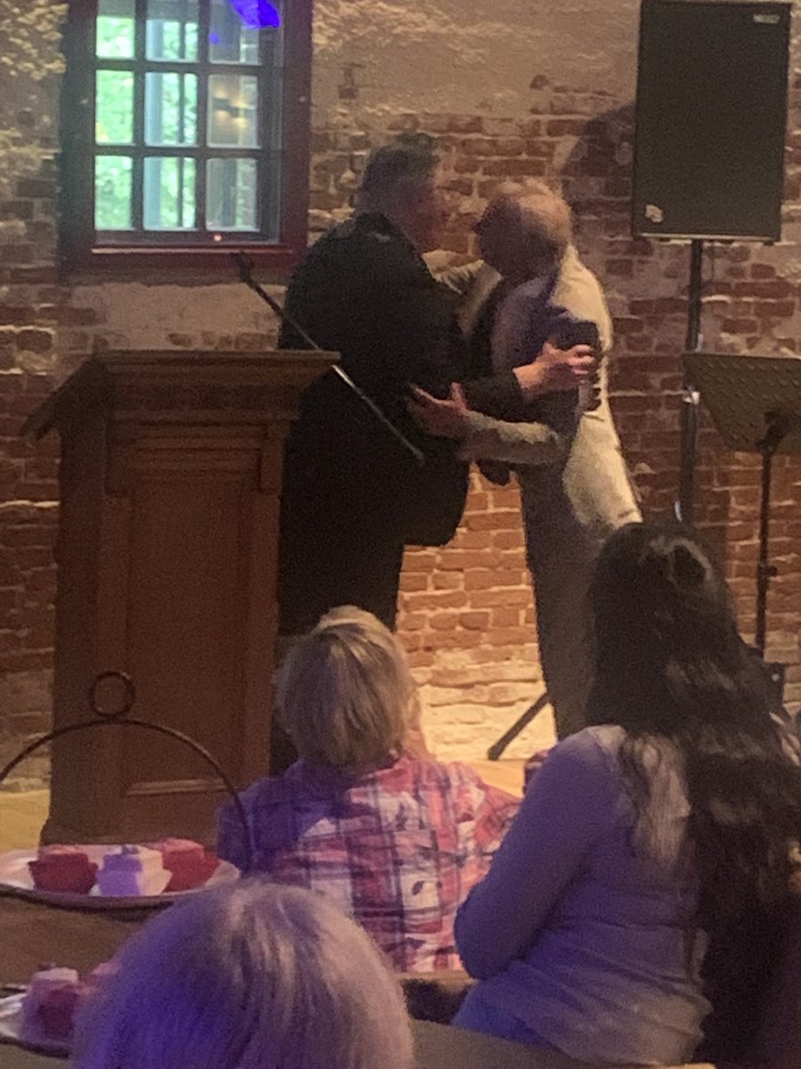 Wim Muilenburg (Driestroom) bezegelt opspelden ridderorde met dikke zoen voor Hubert Bruls. #afstandhoudenisvoorbij