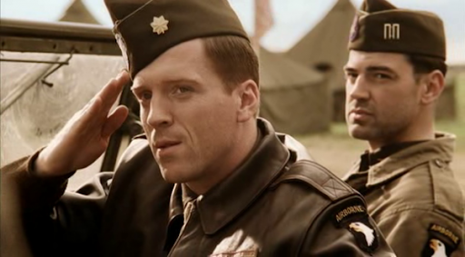 cinemaparadicto's tweet photo. – Abuelo ¿fuiste un héroe durante la guerra?
– No, pero serví en una compañía de héroes.

Hemos vuelvo a ver esta genialidad para hacer el PODCAST especial 20º aniversario de Hermanos de Sangre, la miniserie que cambió la historia de la televisión. 

https://t.co/niU7WuZM7G https://t.co/6dO6HxylRE