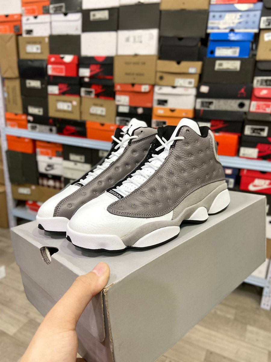 DIDI_STUDIO1's tweet photo. Air Jordan 乔13 Air Jordan 13 “Atmosphere Grey”
尺码：40 40.5 41 42 42.5 43 44 44.5 45 46 47 47.5
货号：414571-016 #23773854393027

＃Jordan
#jordan1 #Nike #NIKESB #Sneakers 
#shoes #Nikeairforce1 #airnike #streetfashion #shoes https://t.co/Lm2ccutZYG