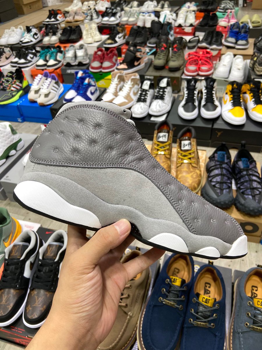 DIDI_STUDIO1's tweet photo. Air Jordan 乔13 Air Jordan 13 “Atmosphere Grey”
尺码：40 40.5 41 42 42.5 43 44 44.5 45 46 47 47.5
货号：414571-016 #23773854393027

＃Jordan
#jordan1 #Nike #NIKESB #Sneakers 
#shoes #Nikeairforce1 #airnike #streetfashion #shoes https://t.co/Lm2ccutZYG