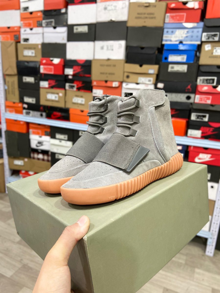 DIDI_STUDIO1's tweet photo. Adidas x Yeezy 750 Boost
尺码：40 41 42 43 44 45 46 
货号：BB1839#26467955394084

＃Jordan
#jordan1 #Nike #NIKESB #Sneakers 
#shoes #Nikeairforce1 #airnike #streetfashion #shoes #YEEZY #adidasOriginals #kanye https://t.co/F5GVs5VFve