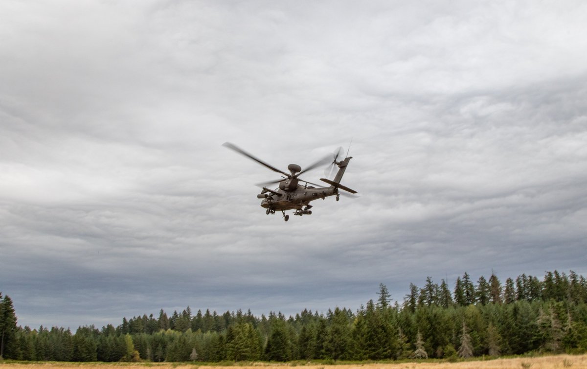 16thCAB's tweet photo. After assisting @7thID with the @WestPoint_USMA  video, the all-alumni flight crew conducted training flight maneuvers over @JBLM_PAO.  Our joint partners at @62dAirliftWing were getting their reps in as well.

#BornInBattle #Readiness #ArmyAviation #JBLM https://t.co/yWwHuIbzGY