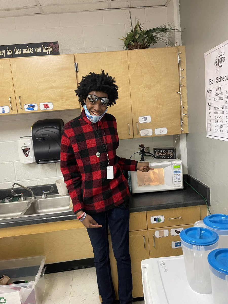 nataliequichoc1's tweet photo. Recipe of the week: CUP OF NOODLES! #ClarkVIP students learned how to independently use the microwave to make a fast and easy meal! #Clarkworkcenter #independentliving https://t.co/jtx6AjC3fk