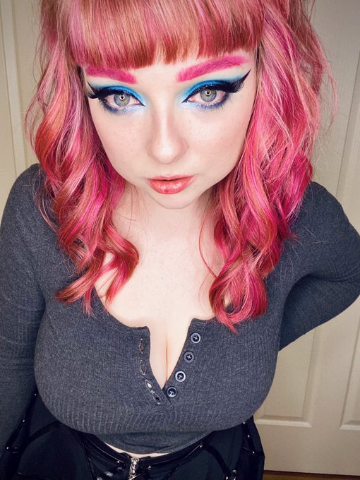 Just wanna make out with girls, eat candy and watch anime 👉🏻👈🏻🥺 #bigirl https://t.co/F3qAJnWXEi<a href="/tag/bigirl"class="tags"><span>#bigirl</span></a>