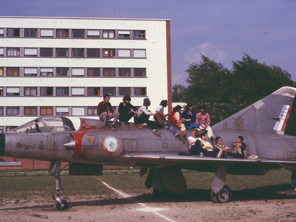 Univ_Toulouse's tweet photo. #JeudiArchives 📸 Une nuit de 1978, des étudiants de l’@INSAToulouse volèrent le Mirage ✈️ dans la cour de l'@ISAE_officiel. Ils le hissèrent par-dessus les clôtures et le tractèrent avec une 2CV jusqu’à l’INSA. L’affaire provoqua un mini-scandale ! https://t.co/hcE2BfL74F
