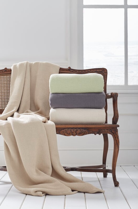 Fall is officially here 🍂 Celebrate the beginning of the season with a new throw! Our organic knit throws are breathable and mid-weight so you can wrap yourself up no matter what the weather may look like outside.