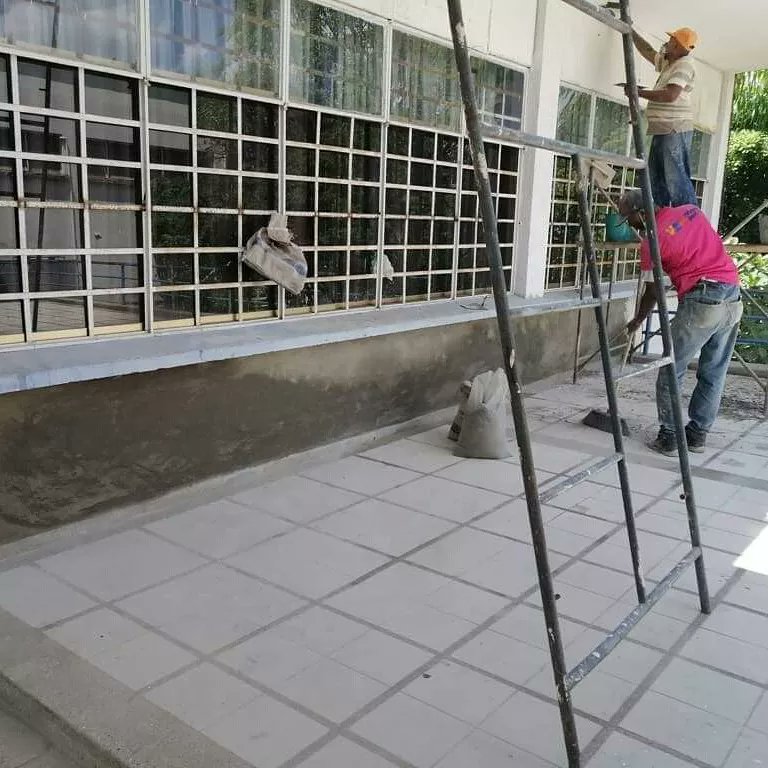 Noticienciasucv's tweet photo. ACTIVIDADES DE MEJORAMIENTO DE ESPACIOS, ÁREAS VERDES E INFRAESTRUCTURA DE LA FACULTAD DE CIENCIAS-UCV (III)

Durante la segunda semana de septiembre se comenzó con la reparación de fachadas principales, impermeabilización en edificio de aulas. https://t.co/6VRULwqU3N