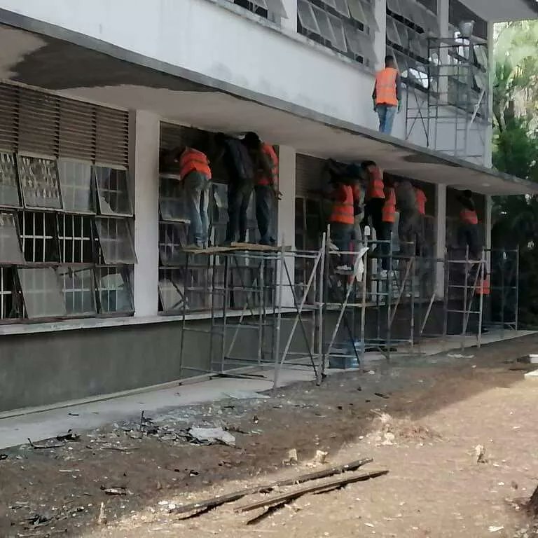 Noticienciasucv's tweet photo. ACTIVIDADES DE MEJORAMIENTO DE ESPACIOS, ÁREAS VERDES E INFRAESTRUCTURA DE LA FACULTAD DE CIENCIAS-UCV (III)

Durante la segunda semana de septiembre se comenzó con la reparación de fachadas principales, impermeabilización en edificio de aulas. https://t.co/6VRULwqU3N