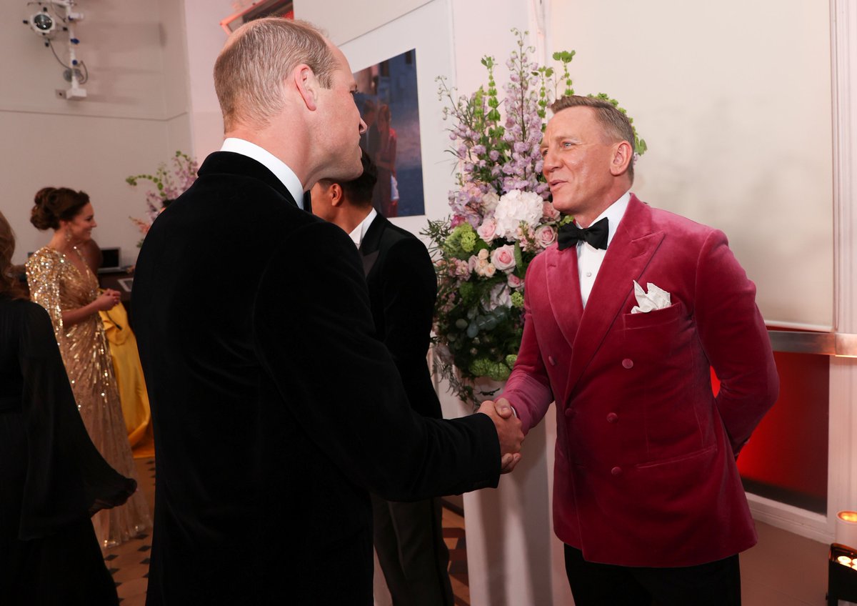 TheLinkOnCGTN's tweet photo. #London has held one of the most high-profile red carpet events since the start of the #COVID19 pandemic. Oscar winners and British royalty attended the world premiere of the new #JamesBond film "No Time To Die" on Tuesday. #JamesBond  #NoTimeToDie https://t.co/YQ8Q6zzRxk