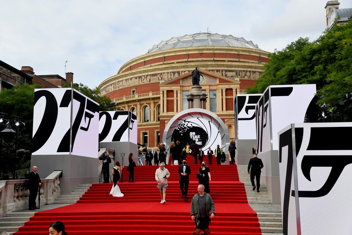TheLinkOnCGTN's tweet photo. #London has held one of the most high-profile red carpet events since the start of the #COVID19 pandemic. Oscar winners and British royalty attended the world premiere of the new #JamesBond film "No Time To Die" on Tuesday. #JamesBond  #NoTimeToDie https://t.co/YQ8Q6zzRxk