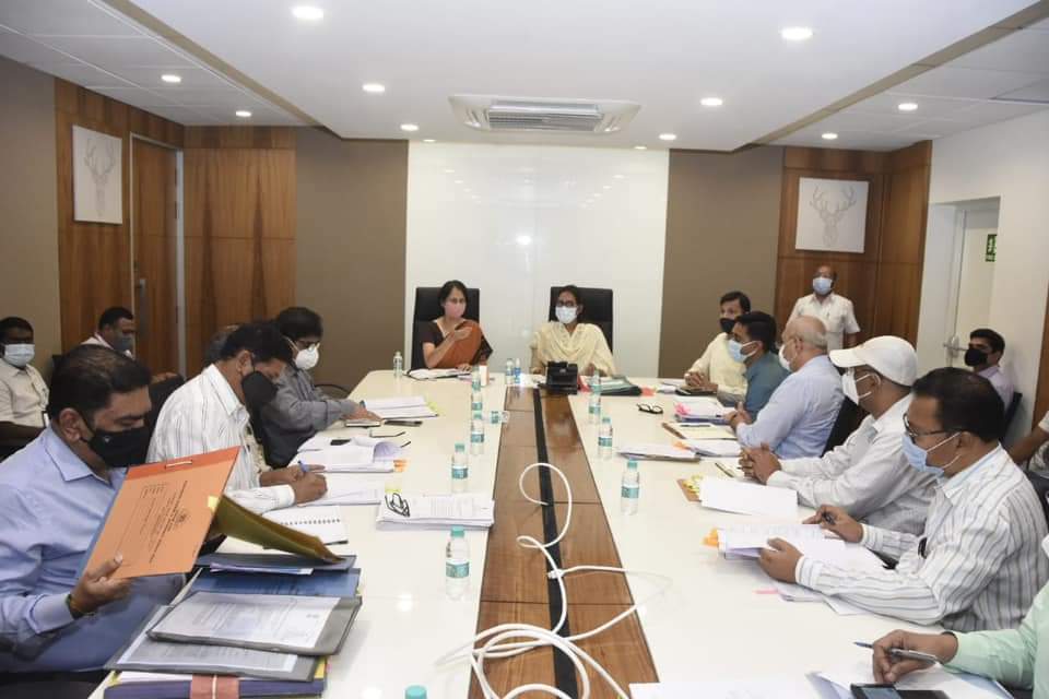 VarshaEGaikwad's tweet photo. प्राथमिक व माध्यमिक शिक्षण सक्षमीकरण,शैक्षणिक गुणवत्ता विकासासाठी करावयाच्या विविध उपायोजना व सुधारणांबाबत शालेय शिक्षण विभागाच्या अधिकाऱ्यांसोबत सविस्तर चर्चा करून आढावा घेतला.संबंधित सुधारणांच्या ताबडतोब अंमलबजावणीसाठी कृती आराखडा आखला व त्यासंदर्भात अधिकाऱ्यांना निर्देश दिले. https://t.co/fp96zfkOke