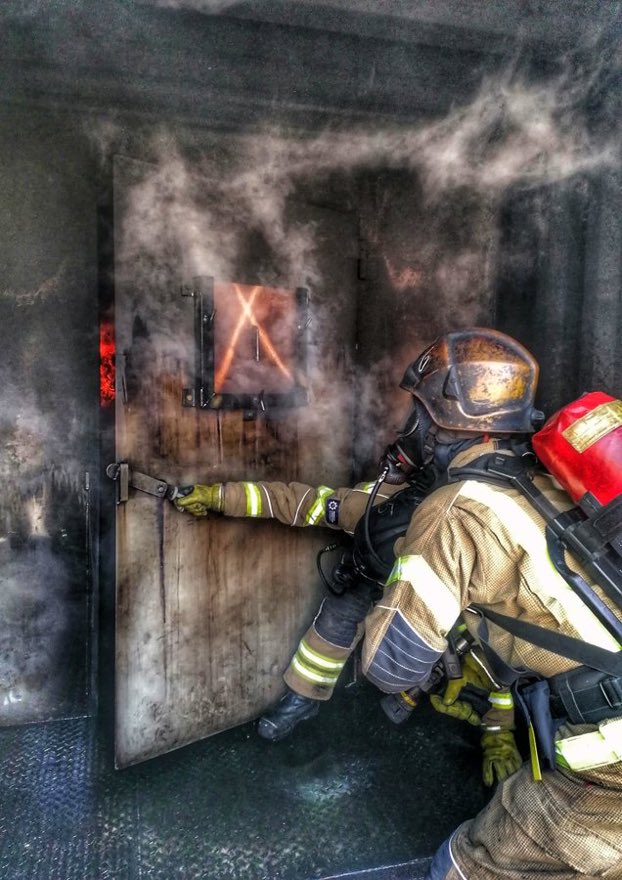 Cosham23's tweet image. Some of Green Watch have been at @HIWFRS_LandD today for our live fire refresher course for our compartment fire fighting and tactical ventilation skills. #EverydaysASchoolDay #Firefighter #RealisticTraining