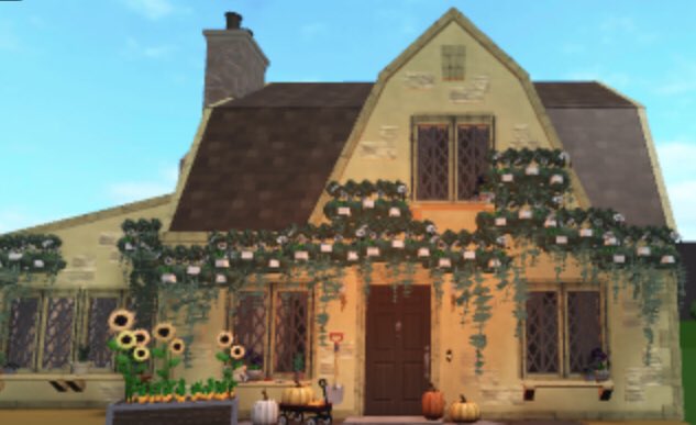 MaxRowland10's tweet photo. I had to really quickly post these pictures of my house because I’m pretty sure people are going round taking pictures of it and we’re going to claim is their own XD #bloxburg @ItsPeetahBread @itsFloatie @AshleyTheUni @FroggyHopz_RBLX https://t.co/RCfqKEnuwN