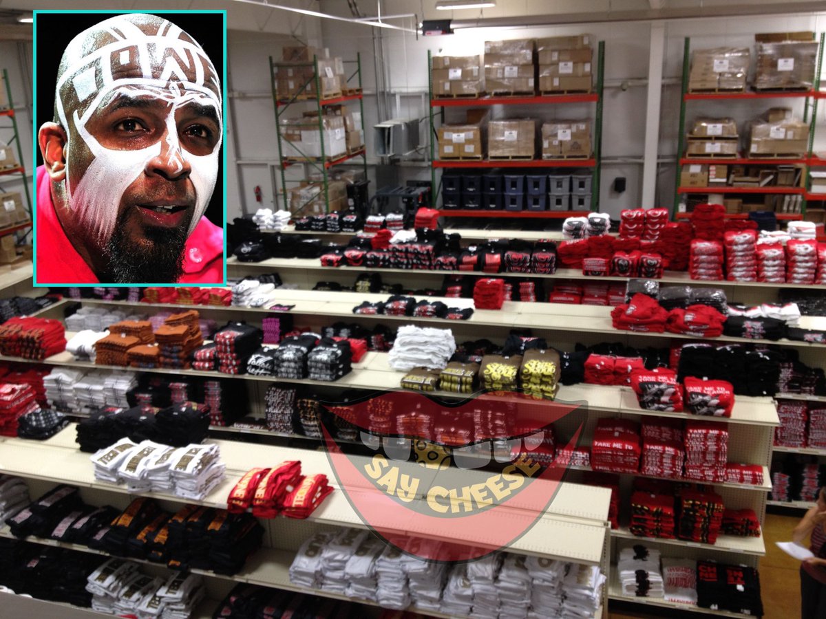 Tech N9ne is the biggest independent rapper of all time! He has a warehouse full of merch that generates $6M a year alone! His music brings in over $7M a year! He’s one of the few independent hip hop artist to make the Forbes Cash Kings List! 💐 🐐