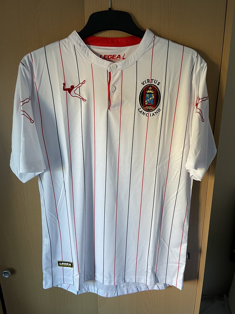 pww8afcb's tweet photo. Had this little beauty turn up from @vftkitroom yesterday, great service and very quick delivery, cheers lads! @VirtusLanciano @LEGEA_official #patternontheback @kizaer https://t.co/odtdWY9nfF
