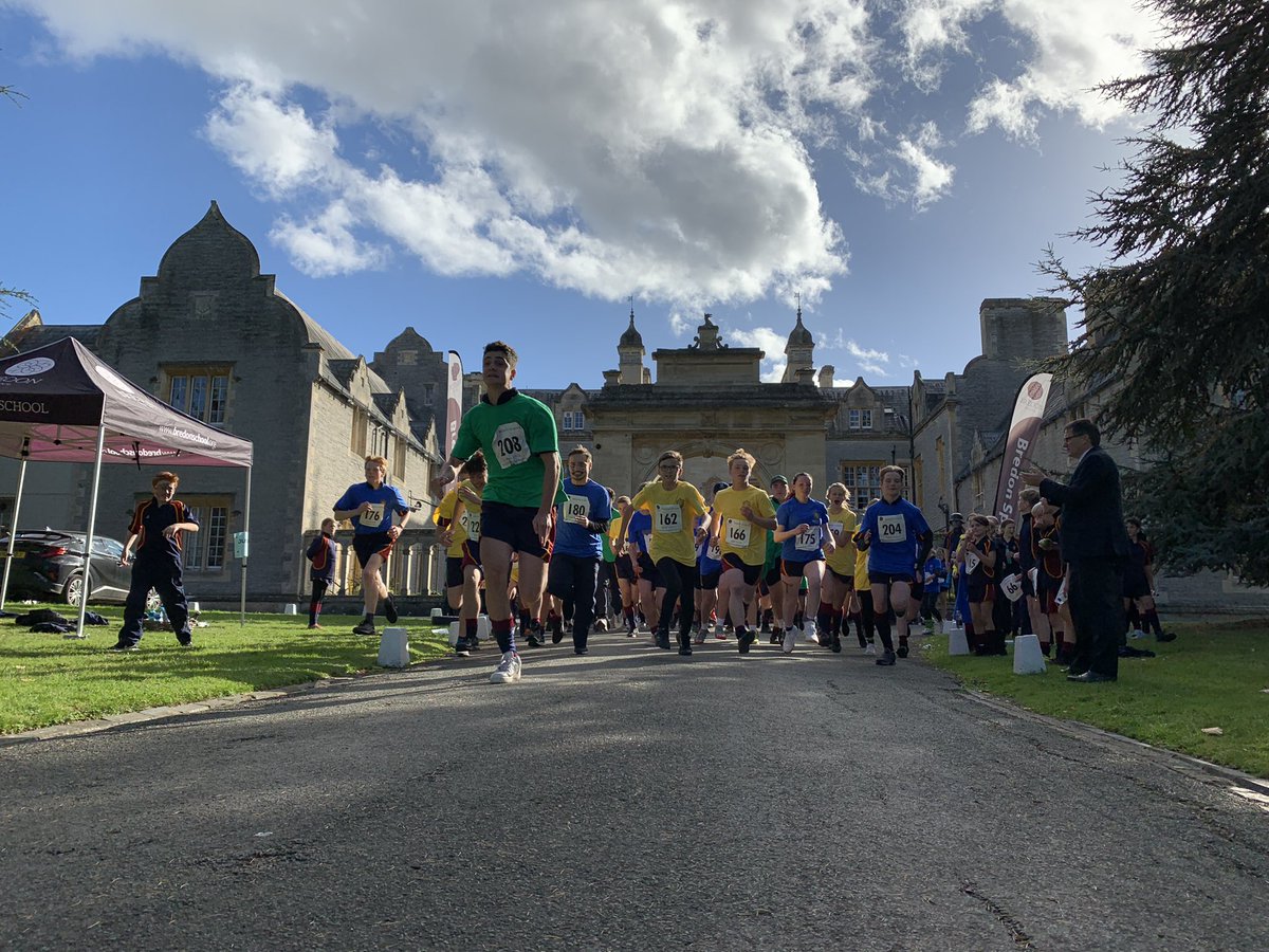 Sharp_Bredon's tweet photo. Wow! What an event whole school steeplechase was @BredonSchool so many Sharponians doing their house proud! Couldn’t capture the all of the brilliance in photos but here are a few snaps. #uptheonions #sharponians #crosscountry #yellowarmy https://t.co/6RHmV7Lb3W