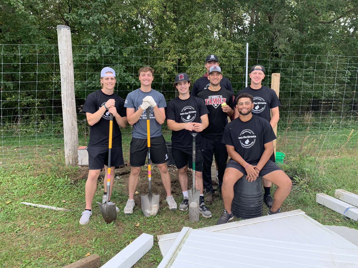 Mside_Baseball's tweet photo. Our guys were out and about helping the Siouxland community today for the annual @MorningsideEdu Into the Streets. #MsideProud #MsideIntoTheStreets https://t.co/uAUV9JnKVW