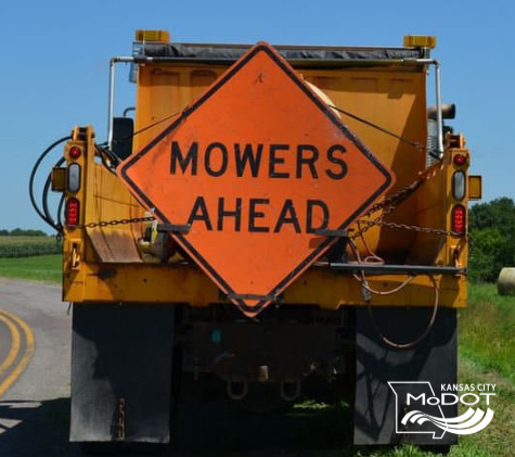 MoDOT_KC's tweet photo. ⚠️Happening Now/Jackson Co: Look for crews making road repairs/improvements. Give them room.

*Mowing I-470 btw Douglas &amp; Bowlin Rd.

Be safe. Be smart. #RIPLloyd #kctraffic https://t.co/M6oSU3dfBk