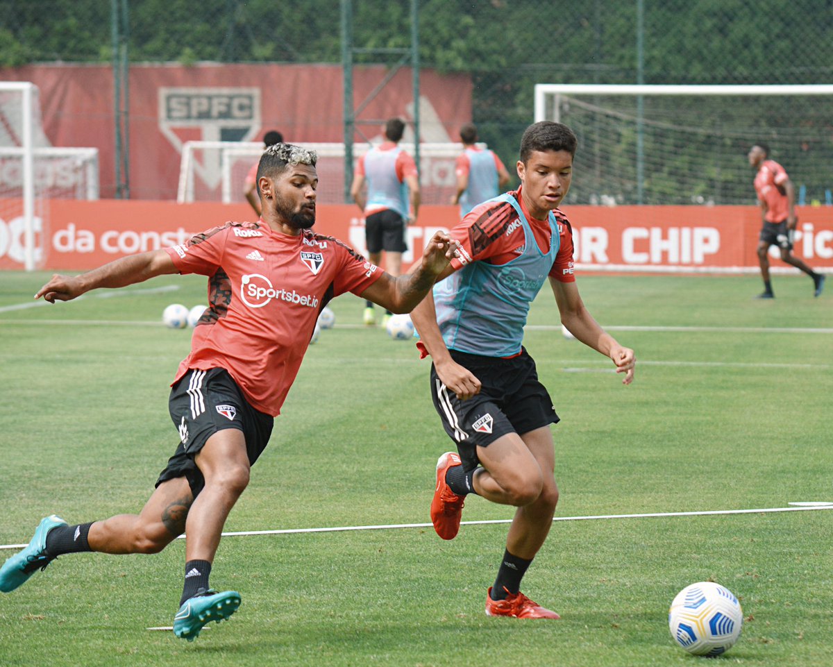 SaoPauloFC's tweet photo. 📍 CT da Barra Funda

👨‍👦 O jovem João Vitor, filho de @miranda023, treinou pela primeira vez ao lado do pai.

O também defensor, de 16 anos, integra a categoria Sub-17 e dividiu o gramado com ídolo tricolor.

#MadeInCotia
#VamosSãoPaulo 🇾🇪

📸 Erico Leonan / saopaulofc https://t.co/udEFllnFB9