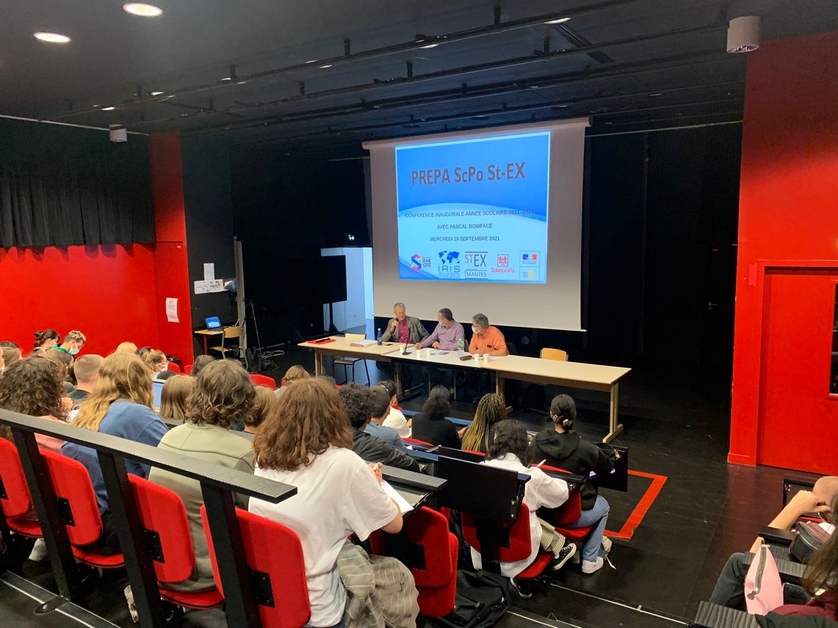 Scpomlj's tweet photo. Comme chaque année notre parrain et ami ⁦@PascalBoniface⁩ fait l’amitié et le grand cadeau aux lycéens de sa conférence inaugurale de rentrée pour nos candidats de ⁦@SaintExMantes⁩ . Nous lui en sommes profondément reconnaissants depuis toutes ces années https://t.co/eu94AqrPdi