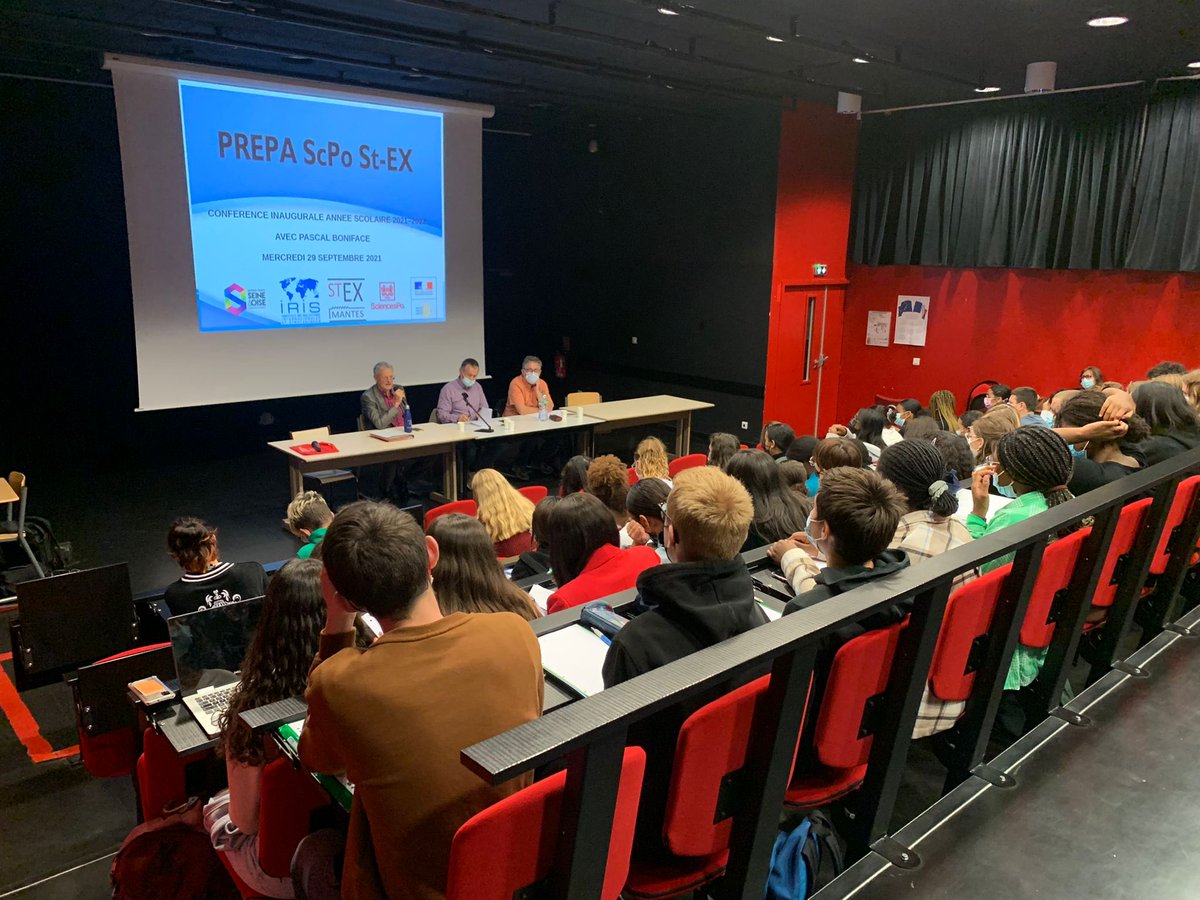 Scpomlj's tweet photo. Comme chaque année notre parrain et ami ⁦@PascalBoniface⁩ fait l’amitié et le grand cadeau aux lycéens de sa conférence inaugurale de rentrée pour nos candidats de ⁦@SaintExMantes⁩ . Nous lui en sommes profondément reconnaissants depuis toutes ces années https://t.co/eu94AqrPdi