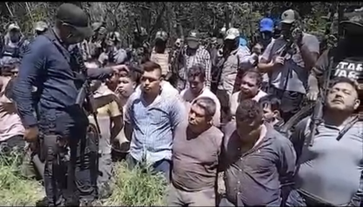 Grupo paramilitar Los Tlacos difunde video de ejecución sumaria de 20 presuntos miembros de Guerreros Unidos en #Iguala  donde acusan al alcalde electo postulado por el <a href="/PRI_Nacional/">PRI</a> y <a href="/PRDMexico/">PRD</a> <a href="/DavidGamaP/">David Gama</a> de presuntos nexos con el narco.

Así el reacomodo violento en #Guerrero
