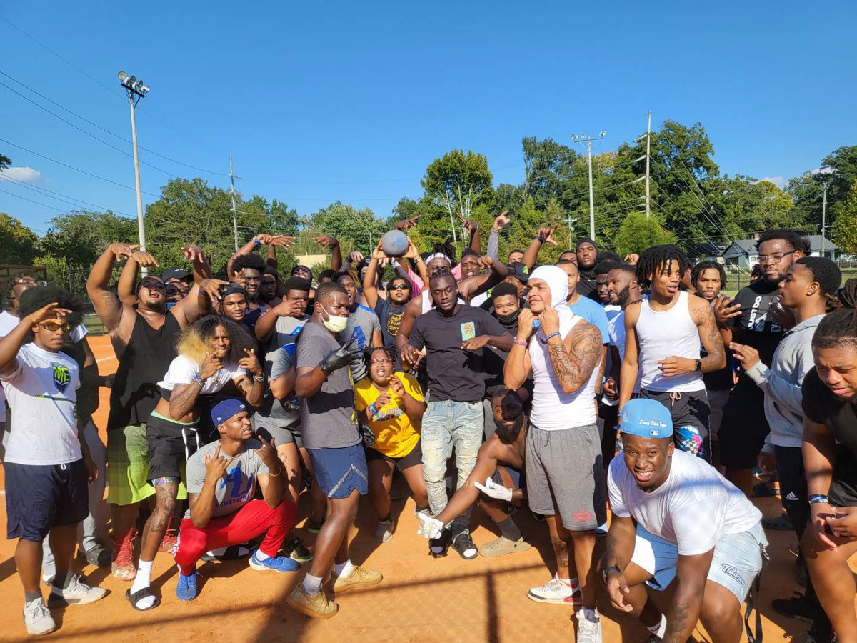 teddyk95's tweet photo. Today we decided to step away from football and have a little team fun!! Remember If everyone is moving forward together, then success takes care of itself. #ExpectToWin #R2G #AUYellowjackets #KickballGame https://t.co/eBA6eZhTqz